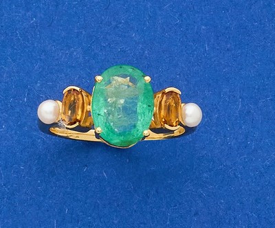 BAGUE en or (375) ornée d'une émeraude ovale...