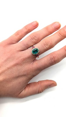 BAGUE en or (375) ornée d'une émeraude ovale...