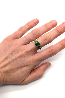 BAGUE en or (375) ornée d'une émeraude rectangle...