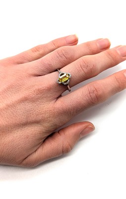 BAGUE en or (375) ornée d'un saphir jaune...