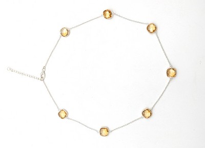 COLLIER en argent (925) retenant sept citrines...