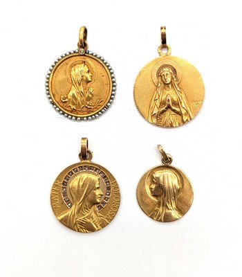 QUATRE MÉDAILLES de Baptême en or jaune (750)...