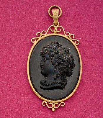 MÉDAILLON en verre rouge et pierre dure au...