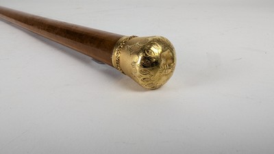 CANNE à pommeau en or (750) guilloché.