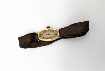 BOÎTIER DE MONTRE de forme tonneau en or...