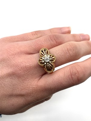 BAGUE jonc en or (750) sur chaton en forme...