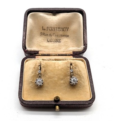 PAIRE DE DORMEUSES en or jaune et gris (750)...