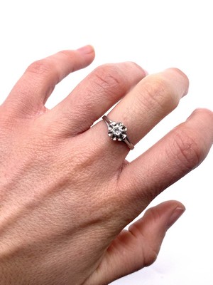 SOLITAIRE en or gris (750) sertie griffe...