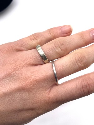 DEUX ALLIANCES en or gris (750) dont une...