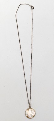 PENDENTIF en or gris (750) serti d'une médaille...