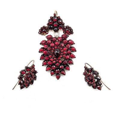 DEMI-PARURE en argent (800) sertie de verres...