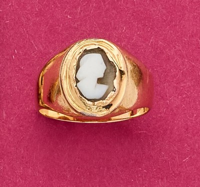 BAGUE en or jaune sertie d'un camée sur coquillage...