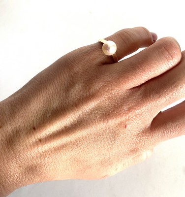 BAGUE en or (750) sertie d'une perle de ...