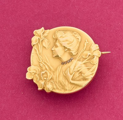 BROCHE médaille en or (750) Art Nouveau représentant...
