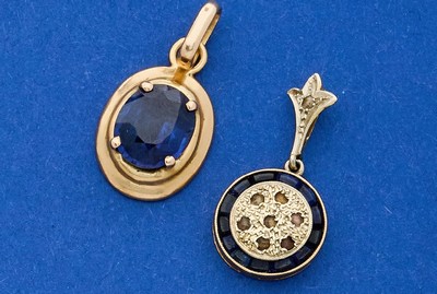 DEUX PENDENTIFS en or (750), l'un ornée d'une...