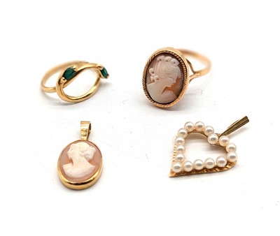 ENSEMBLE DE QUATRE BIJOUX en or (750) :