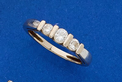 BAGUE en or gris (750) ornée de trois diamants...