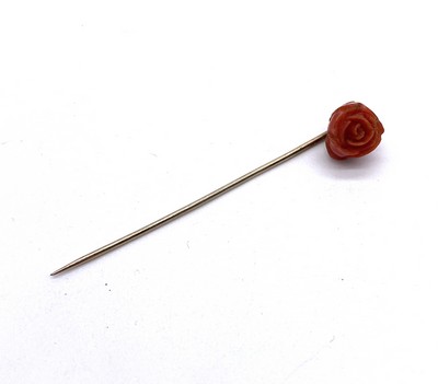 ÉPINGLE A CRAVATE en or (750) ornée d’une...