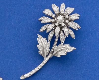 BROCHE FLEUR en or gris (750) sertie de diamants...