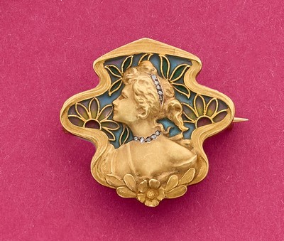BROCHE Art Nouveau en or (750) et émail plique-à-jour...