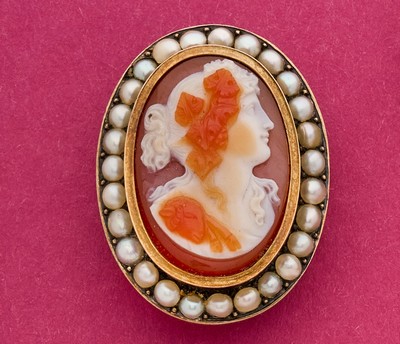 BROCHE avec camée en cornaline sculptée à...