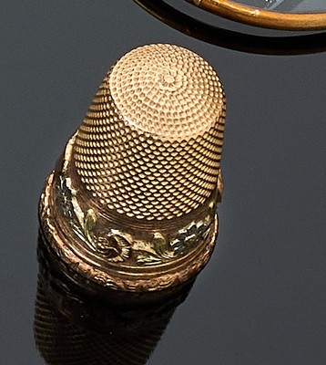 DÉ à coudre en ors de couleur (750) à frise...