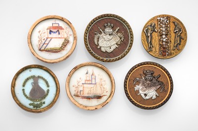 SIX BOUTONS du XIXe siècle, deux peints fixés...