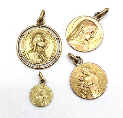 QUATRE MÉDAILLES en or (750).