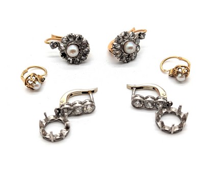 TROIS PAIRES DE BOUCLES D'OREILLES en or...
