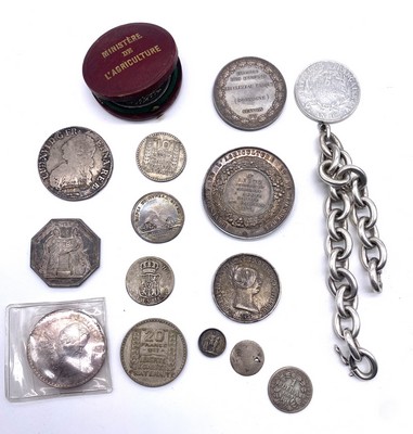 LOT DE MÉDAILLES ET JETONS en argent comprenant...