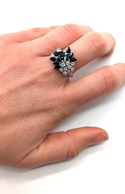 BAGUE en or gris (750) sertie de dix saphirs...