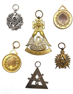 [FRANC-MACONNERIE] - ENSEMBLE DE CINQ INSIGNES...