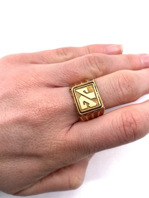 CHEVALIERE en or (750) chiffrée JG.