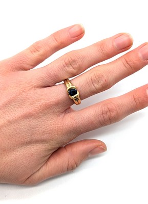 BAGUE en or (750) et saphir ovale. Monture...