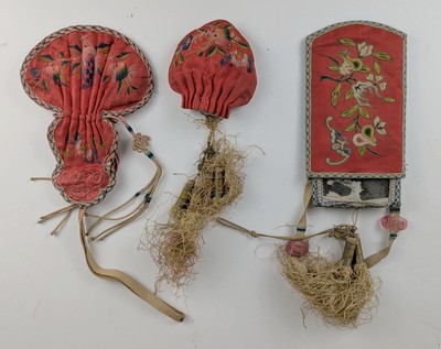 TROIS PETITES BOURSES en soie brodée dont...