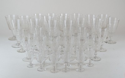 SERVICE DE VERRES en cristal taillé en alternance...