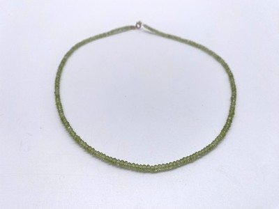 FIN COLLIER de petites billes de péridots...