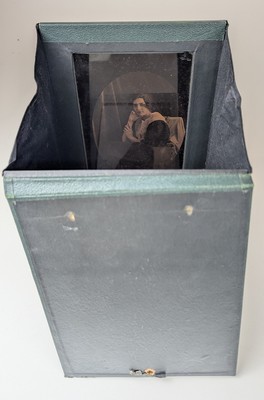 AUTOCHROME représentant une femme assise...