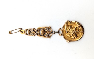 MEDAILLE en métal doré à décor d’un gaulois...