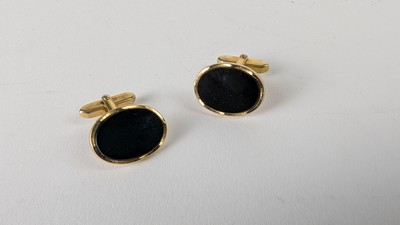 PAIRE DE BOUTONS DE MANCHETTES en métal doré...