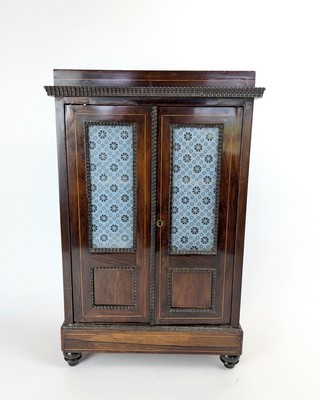 PETITE ARMOIRE DE MAÎTRISE ou de poupée,...