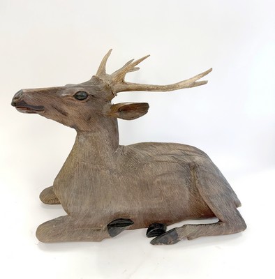 DAIM en bois sculpté au naturel orné de deux...