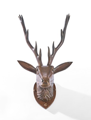TROPHÉE DE CERF en bois mouluré et sculp...