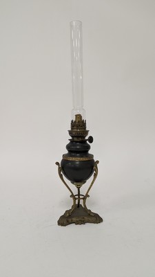 LAMPE A HUILE en bronze et laiton patiné...