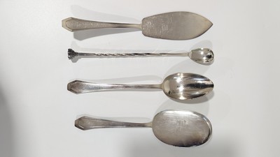 TROIS COUVERTS DE SERVICE en métal argenté...