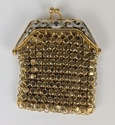 MINAUDIERE ou BOURSE en métal doré et à fermoir...