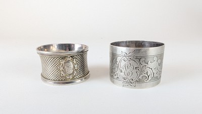 DEUX RONDS DE SERVIETTE en argent ciselé...