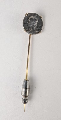 BROCHE en argent (925) et or (750) enserrant...