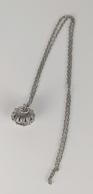 LONGUE CHAÎNE ET SON PENDENTIF dit « pomander...