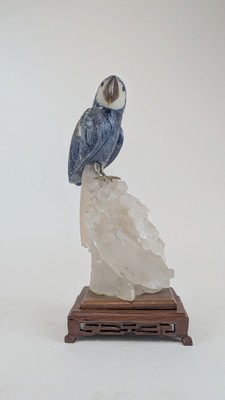 PERROQUET perché, en pierre dure sculptée,...